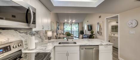 Full-size fridge, microwave, oven, stovetop