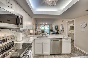 Full-sized fridge, microwave, oven, stovetop