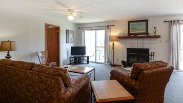 Cottage (TR A3 - Lakeside - Swim Deck - Indoor) | Living room