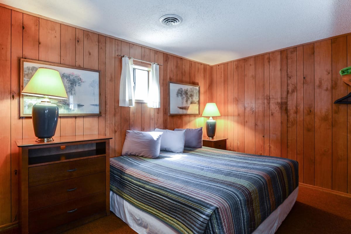 Casa (Timber Glen 8D - Awesome Dutch Cottag) | 2 quartos, Wi-Fi de cortesia