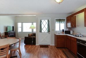 Rumah (Timber Glen 8D - Awesome Dutch Cottag) | Dapur pribadi