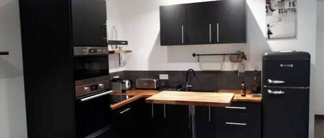 Réfrigérateur, micro-ondes, four, plaque de cuisson