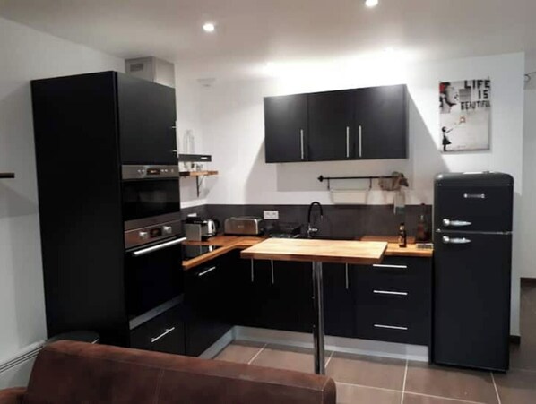 Réfrigérateur, micro-ondes, four, plaque de cuisson