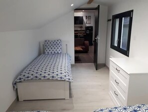 3 chambres, bureau, fer et planche à repasser, accès au Wi-Fi (inclus)