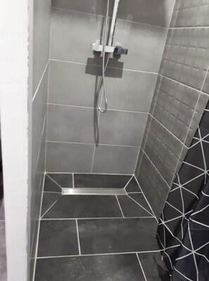 Haartrockner, Handtücher, Toilettenpapier