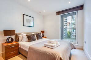 Luxury Apartment, 2 Bedrooms, Non Smoking, Kitchenette | 2 bedrooms, premium bedding, in-room safe, individually decorated - Two Bedroom Apartment in Canary Wharf (London)