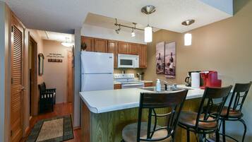 Condo (Notch #8 - POOLS - Great Balcony - Tr) | Private kitchen