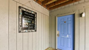 A blue door with a welcome sign above it. - Welcome Inn- Pools - Great Balcony - Trails to Fishing -SO Close to Sdc!! (Branson West)