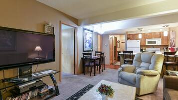 Condo (Notch #8 - POOLS - Great Balcony - Tr) | Living room