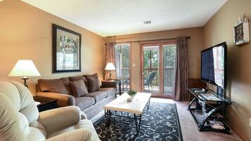 Condo (Notch #8 - POOLS - Great Balcony - Tr) | Living room