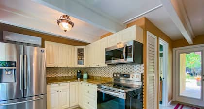 CHARMING BEACH VILLA-HUGE ROOFTOP DECK-600 FEET FROM THE BEACH