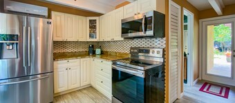 CHARMING BEACH VILLA-HUGE ROOFTOP DECK-600 FEET FROM THE BEACH