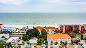 Une ville côtière avec des bâtiments, une plage et l’océan.