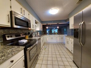 Condo (Solace Space @ Foothills - CLOSE TO A) | Cozinha privada | Geladeira, micro-ondas, cooktop, lava-louças