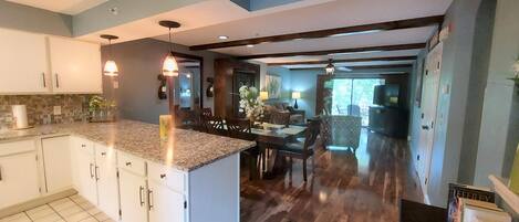 Condo (Solace Space @ Foothills - CLOSE TO A) | Cocina privada | Refrigerador, microondas, parrilla de estufa y lavavajillas