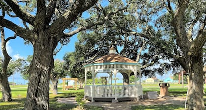 Bay View Cottage - 1 block to lighted fishing piers, parks, boat ramp & more.