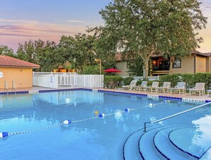 Alberca al aire libre y alberca climatizada