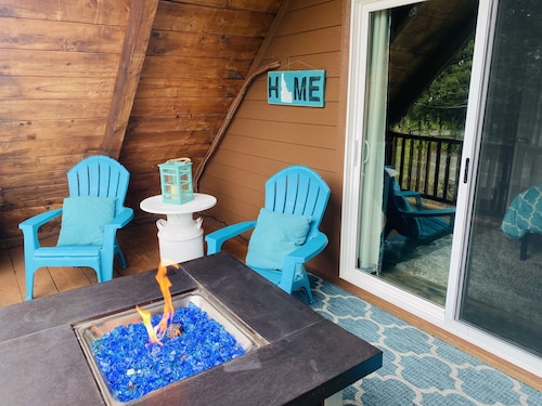 Beautiful Remodeled Dog-Friendly In-Town 3/2 Cabin 