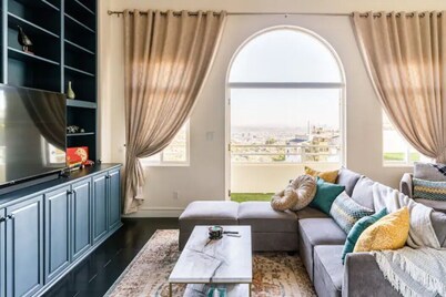 Epic View: Hollywood Hills Villa In The Sky