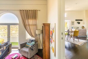 Smart-TV, DVD-spiller, bøker og kontorer