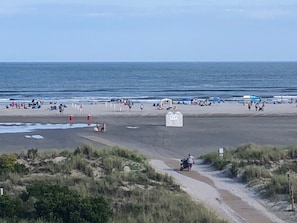 En la playa y toallas de playa 