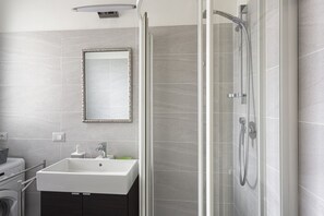 Doccia, set di cortesia gratuito, asciugacapelli, bidet