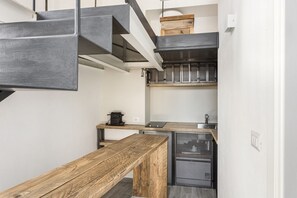 Kühlschrank, Herdplatte, Wasserkocher mit Kaffee-/Teezubehör, Toaster