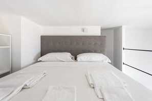 1 quarto, ferros/tábuas de passar roupa, roupa de cama