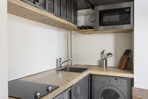 Fridge, stovetop, coffee/tea maker, toaster