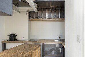 Geladeira, cooktop, cafeteira/chaleira, torradeira