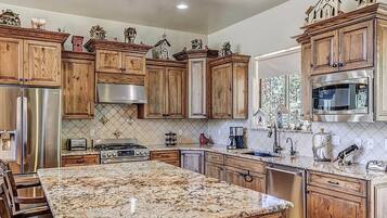 Kylskåp, mikrovågsugn, ugn och spishäll