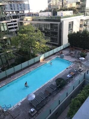 Una piscina al aire libre, una piscina climatizada