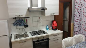 Frigorifero, microonde, forno, piano cottura