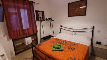 1 camera, una scrivania, ferro/asse da stiro, Wi-Fi gratuito