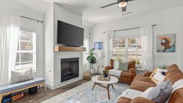 Televisor, llar de foc, estèreo i oficines