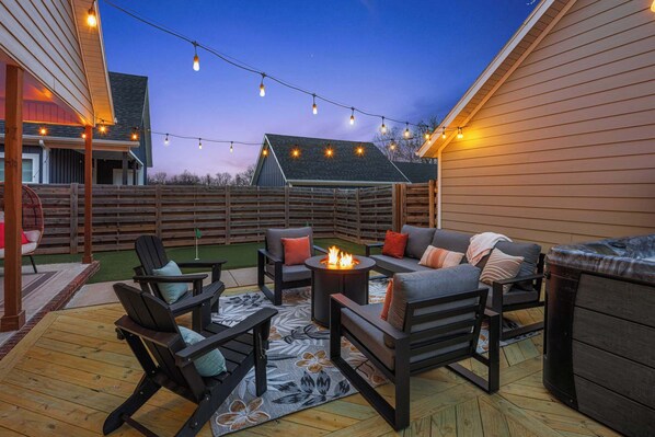 Terrace/patio - Winter Escape Fireplace Hot tub By Square & Museum (Bentonville)