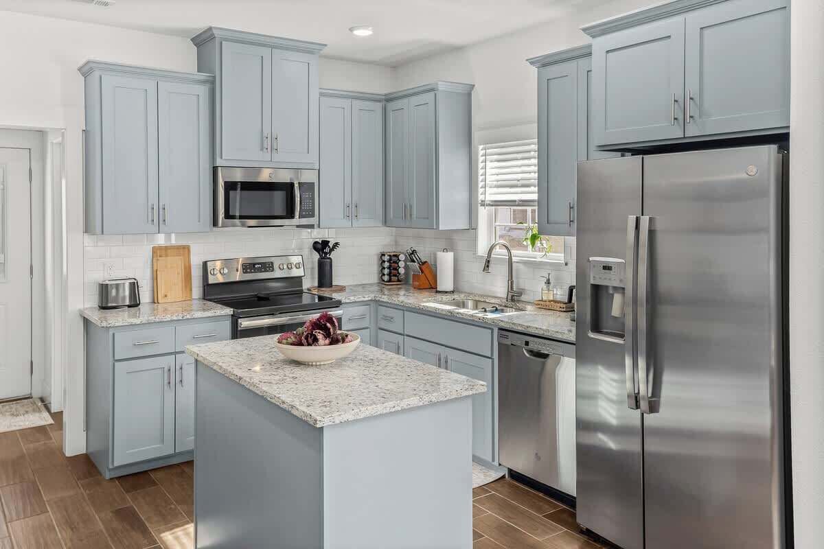 Grand réfrigérateur, micro-ondes, four, plaque de cuisson