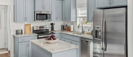 Full-sized fridge, microwave, oven, stovetop