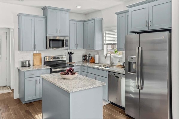 Full-sized fridge, microwave, oven, stovetop