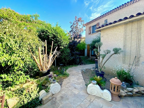 House with swimming pool, quiet area - 