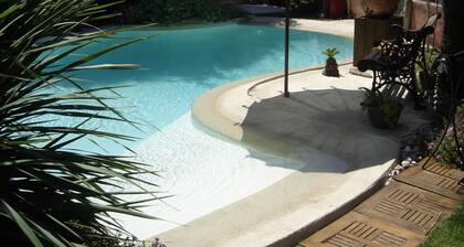 Maison avec piscine, environnement calme.-