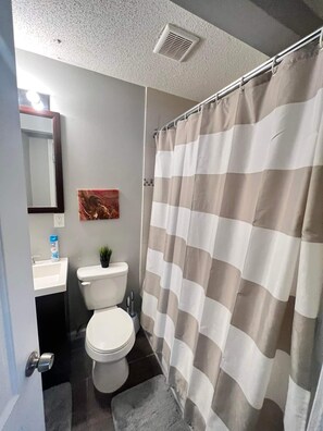 Duschwanne, Handtücher, Toilettenpapier