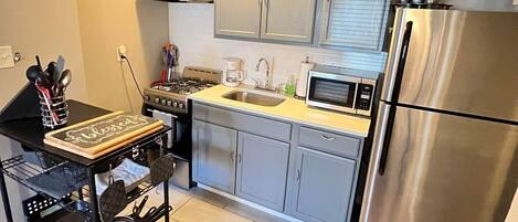 Frigorifero, microonde, forno, piano cottura