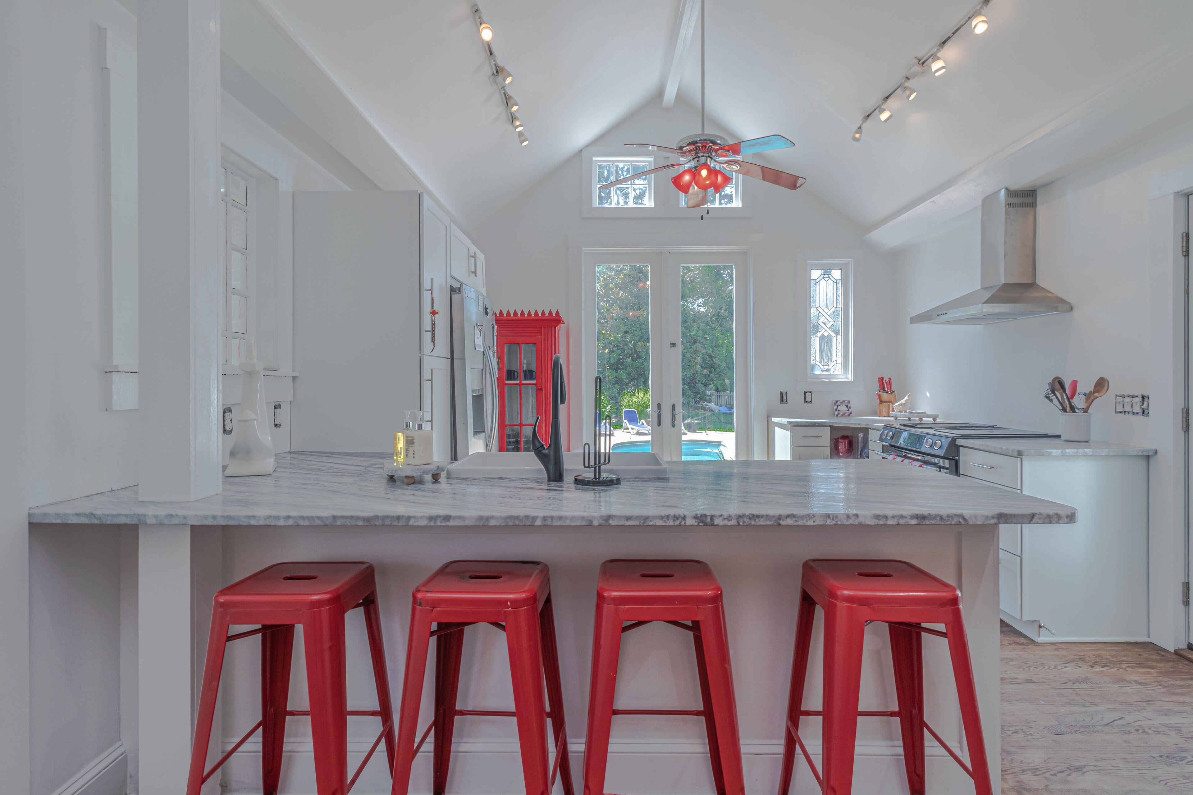 Adorable Cottage w/ Pool & Hot Tub In the Heart of Urbanna