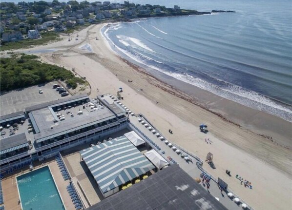 Playa en los alrededores, camastros y toallas de playa 