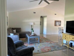 Smart TV - Short drive to the beach, or stay by the pool. (Palm Bay)
