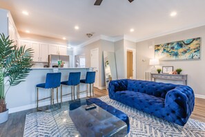 Smart-TV, Kamin, Stereoanlage, Arbeitsbereiche