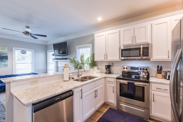 Refrigerador, microondas, horno y parrilla de estufa 