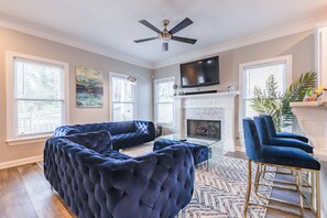 Smart-tv, pejs, stereoanlæg, kontorer