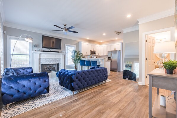 Smart-TV, Kamin, Stereoanlage, Arbeitsbereiche